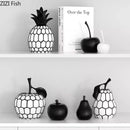 Esculturas Decorativas Frutas Listradas – Maçã e Abacaxi em Resina Minimalista Preto e Branco