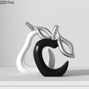 Esculturas Decorativas Frutas Listradas – Maçã e Abacaxi em Resina Minimalista Preto e Branco